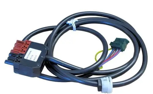 BOSCH Brennerleitung mit mehreren Kabeln und Steckeranschlüssen. Die Leitung ist zur elektrischen Verbindung und Steuerung vorgesehen.